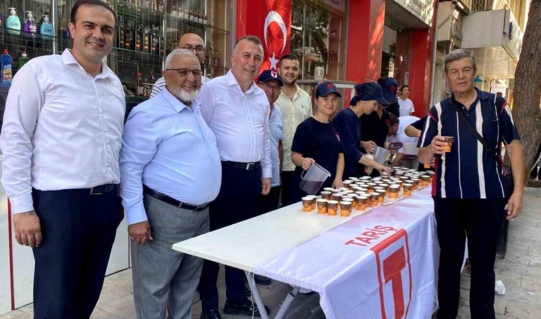 TARİŞ’ten Alaşehirlilere ücretsiz üzüm suyu ikramı Manisa’nın Alaşehir ilçesinde 5 Eylül Kurtuluş Günü kutlamaları kapsamında TARİŞ