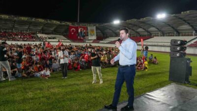 Tarsus’ta kurulan dev ekranda A Milli Futbol Takımının İspanya mücadelesini