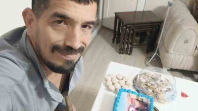 Mersin’in Tarsus ilçesinde sokakta bıçaklı saldırıya uğrayan engelli bir kişi