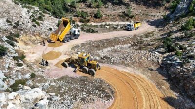 Tarsus Belediyesi, kırsal mahallelerde vatandaşların yaşamını kolaylaştırmak amacıyla çalışmalarını sürdürüyor.