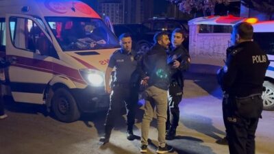 Kayseri’nin Melikgazi ilçesinde bıçakla kovalanan çocuğunu korumak isteyen baba, bıçaklanarak