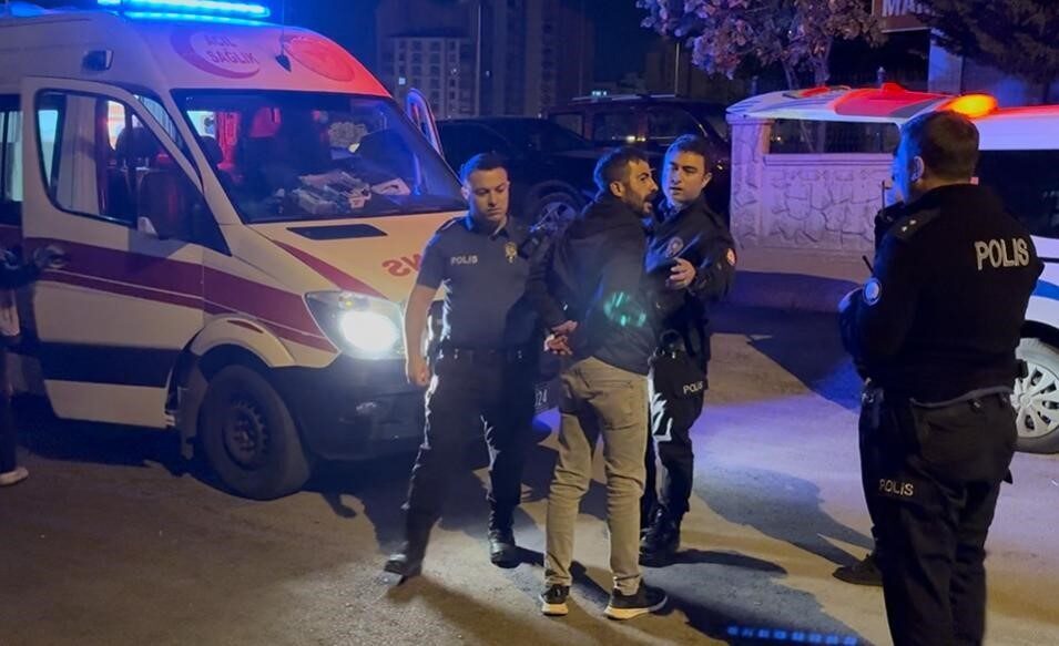 Kayseri’nin Melikgazi ilçesinde bıçakla kovalanan çocuğunu korumak isteyen baba, bıçaklanarak
