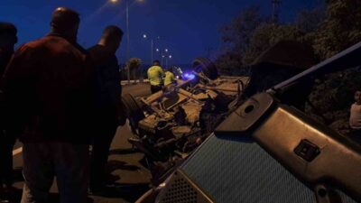 Kilis’te yol kenarındaki taşa çarpan Tofaş aracın hurdaya döndüğü kazada