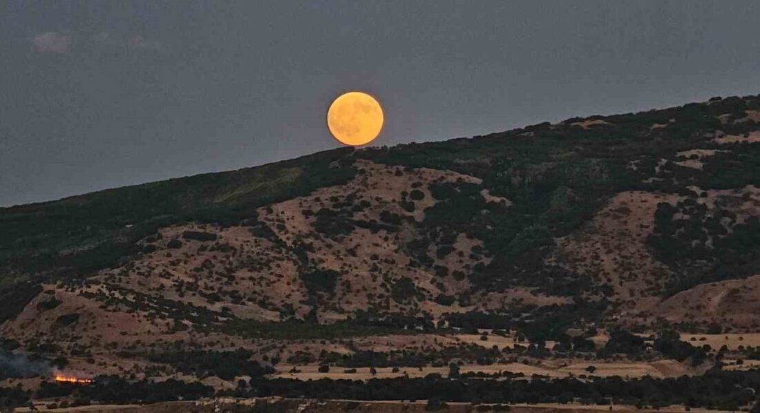 Tatvan’da “Kanlı Ay” tutulması Bitlis’in Tatvan ilçesinde Van Gölü üzerinden yükselen Ay eşsiz bir