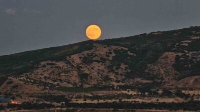 Bitlis’in Tatvan ilçesinde Van Gölü üzerinden yükselen Ay eşsiz bir