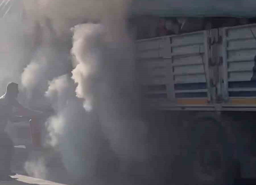 Tekirdağ’ın Süleymanpaşa ilçesinde odun yüklü bir tırın lastiğinde çıkan balata