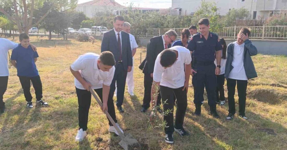 Tekirdağ’da liseliler fidan dikti Tarım ve Orman Bakanlığı ile Millî Eğitim Bakanlığı arasında imzalanan