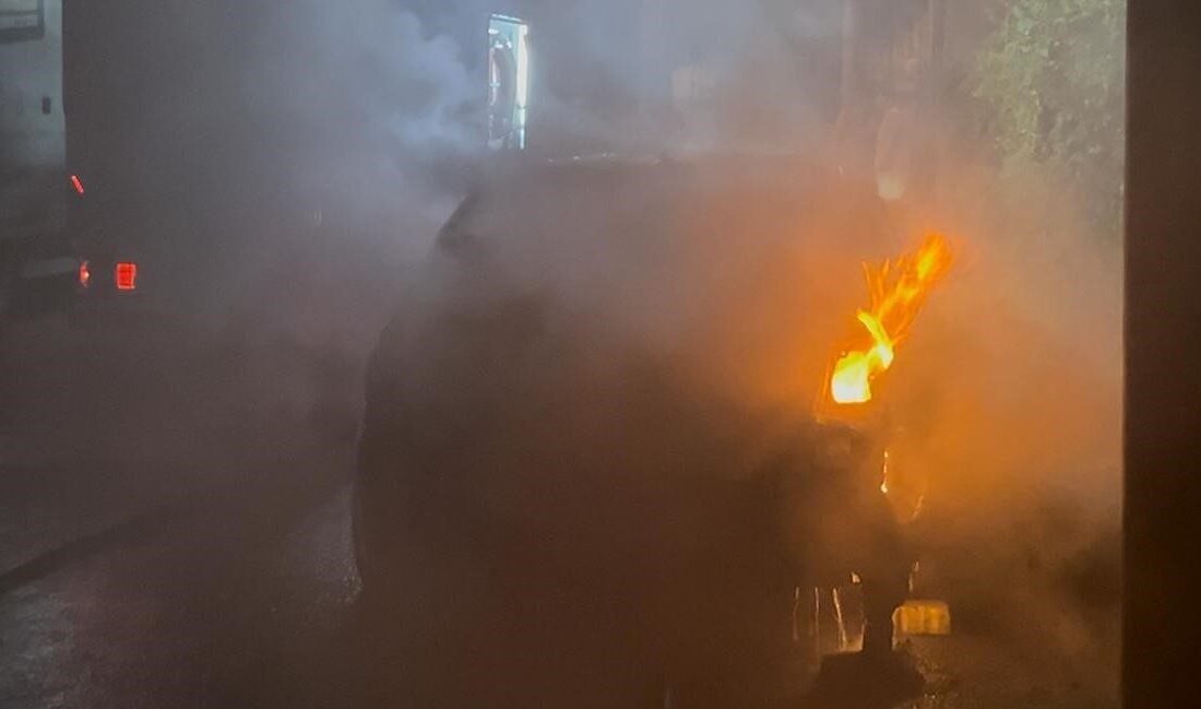 Tekirdağ Çorlu’da gece yarısı bir otomobilde çıkan yangın, çevredeki vatandaşlar