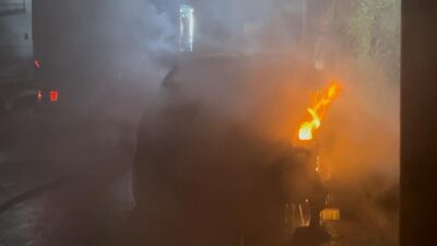 Tekirdağ Çorlu’da gece yarısı bir otomobilde çıkan yangın, çevredeki vatandaşlar