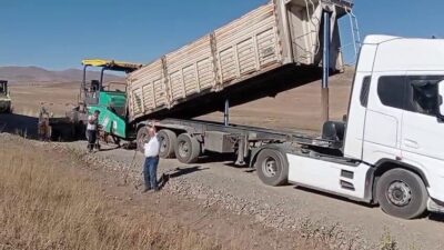 Erzurum’un Tekman ilçesi Beyköy mahallesi stabilize olan yolu sıcak asfalta