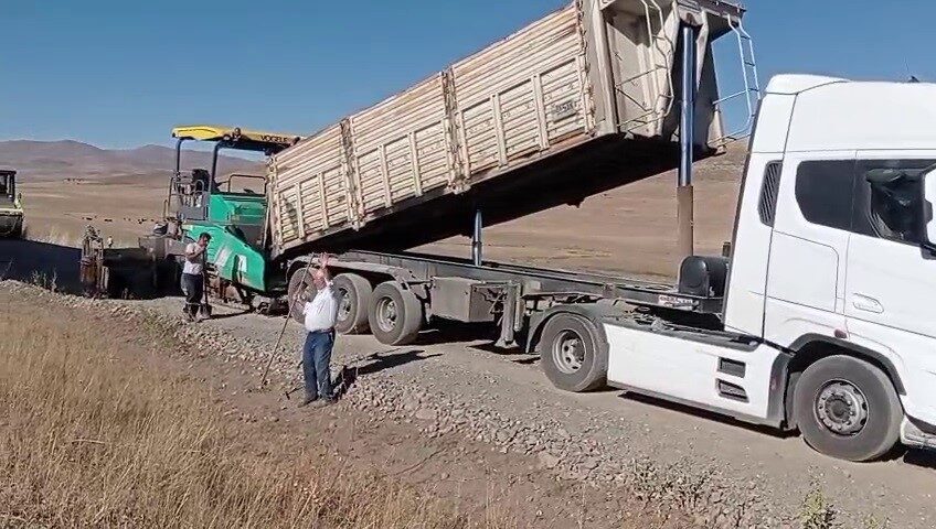 Tekman Beyköy mahalle yolu asfalta kavuştu Erzurum’un Tekman ilçesi Beyköy mahallesi stabilize olan yolu sıcak asfalta