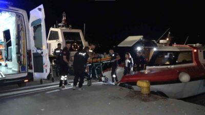 İstanbul’un Adalar ilçesi Büyükada’da gece saatlerinde bir tekne kıyaya oturdu.