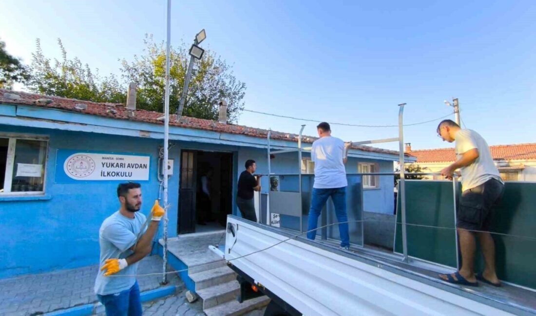 Teknoloji paylaşıldı, eğitimde fırsat eşitliği güçlendi Manisa’nın Soma ilçesinde okullar arasında dayanışma örneği sergilenerek, etkileşimli tahtalar