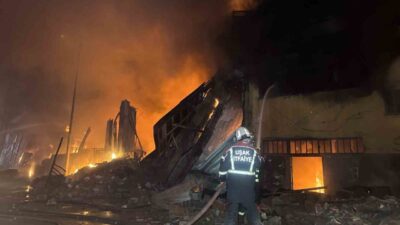 Uşak’ta tekstil deposu ve yanında bulunan tekstil fabrikasında çıkan yangın