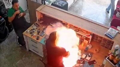 Aksaray’da telefonun bataryası değiştirmek isteyen tamircinin çıkartmaya çalıştığı batarya adeta