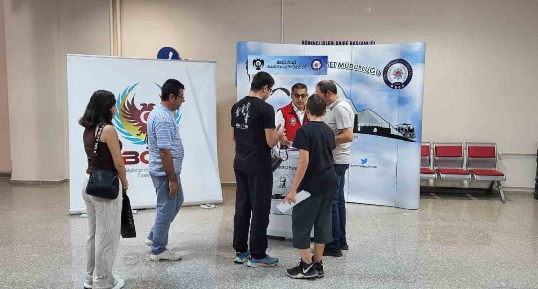 TEM ekipleri üniversiteli gençleri bilgilendirdi Erzincan İl Emniyet Müdürlüğü Terörle Mücadele (TEM) Şube Müdürlüğü personeli
