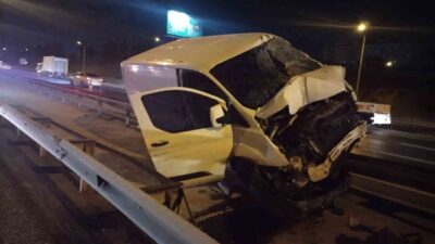 Tem Otoyolu Dudullu mevkiinde seyir halindeki panelvan kontrolden çıkarak bariyere