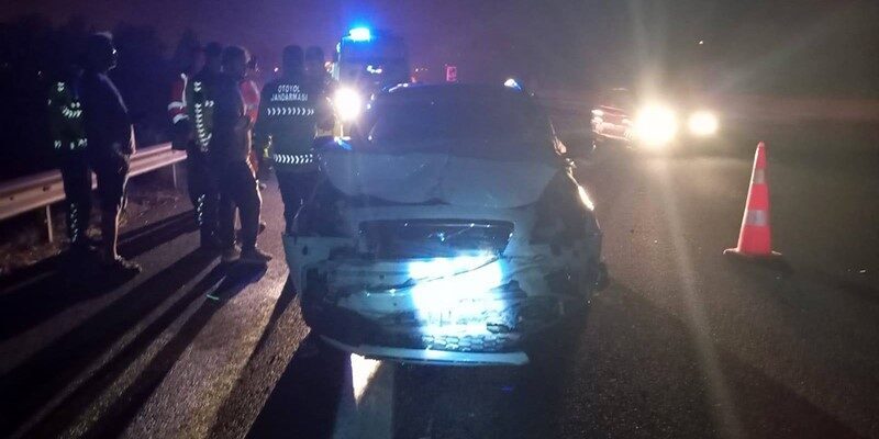 TEM Otoyolu’nun Bolu geçişinde tıra çarpan otomobil hurdaya döndü. Kazada