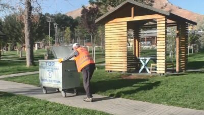 Bitlis’in Tatvan Belediyesi’nde temizlik görevlisi olarak çalışan Hazmi Kayaalp, çöpe