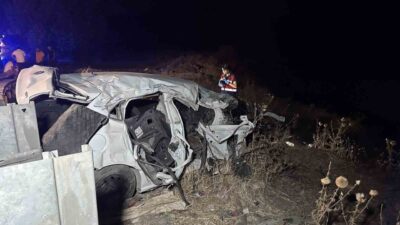 Adıyaman’da, ters şeride giren otomobilin çimento tankeri ile çarpıştıktan sonra