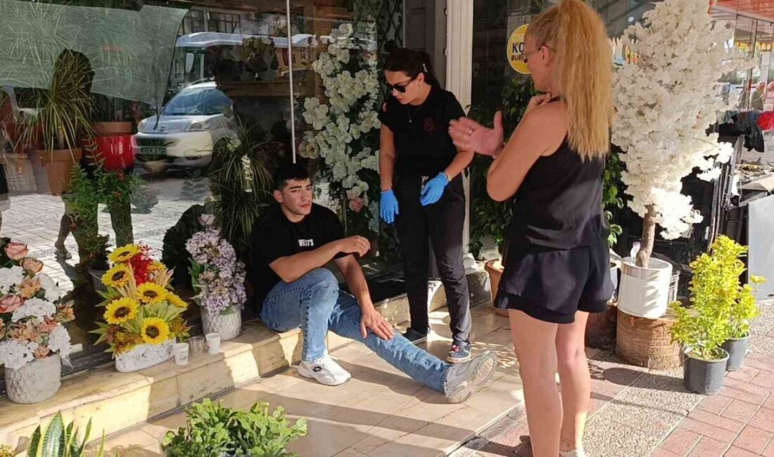 Ticari taksiyle çarpışan motosiklet savrulup başka bir otomobile çarptı: 1 yaralı Antalya’nın Manavgat ilçesinde ticari taksi ile çarpışan motosiklet, ardından yol