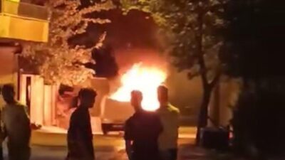 Diyarbakır’ın Kayapınar ilçesinde park halindeki Fiat Tofaş marka otomobil alev