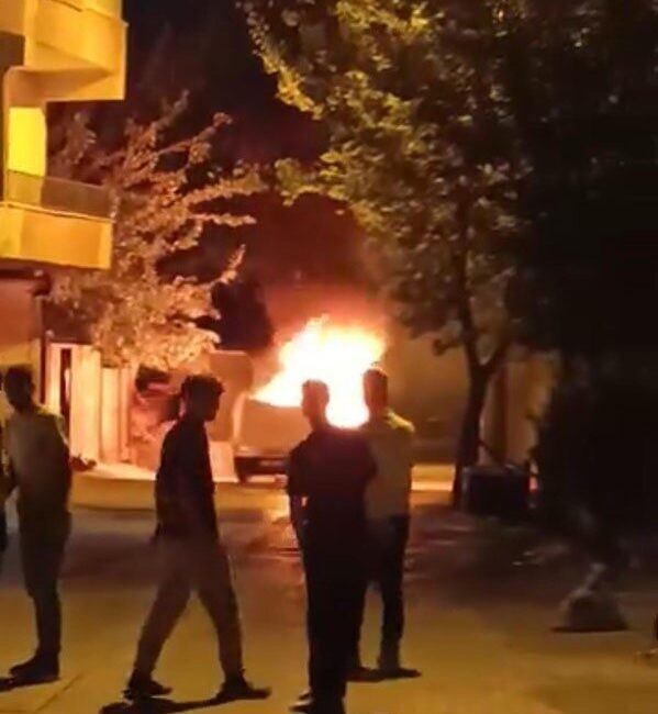 Diyarbakır’ın Kayapınar ilçesinde park halindeki Fiat Tofaş marka otomobil alev