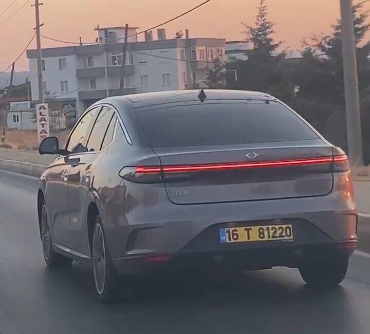 TOGG’un yeni sedan modeli T10F Ayvalık’ta seyir halinde görüntülendi TOGG’un yeni sedan modeli T10F, Balıkesir’in Ayvalık ilçesinde seyir halinde