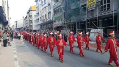Tokat’ın fethinin 950 yılı dolayısıyla Niksar’da düzenlenen kortej yürüyüşünde mehteran