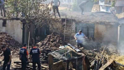 Tokat’ın Zile ilçesinde çıkan yangında bir ev ve samanlık tamamen