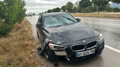 Tokat’ın Niksar ilçesinde yolun karşısına geçmeye çalışan yaşlı kadın otomobilin