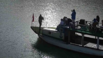 Erzurum’un Uzundere ilçesindeki Tortum Gölü’ne geziye gelen vatandaşlar, göl üzerinde