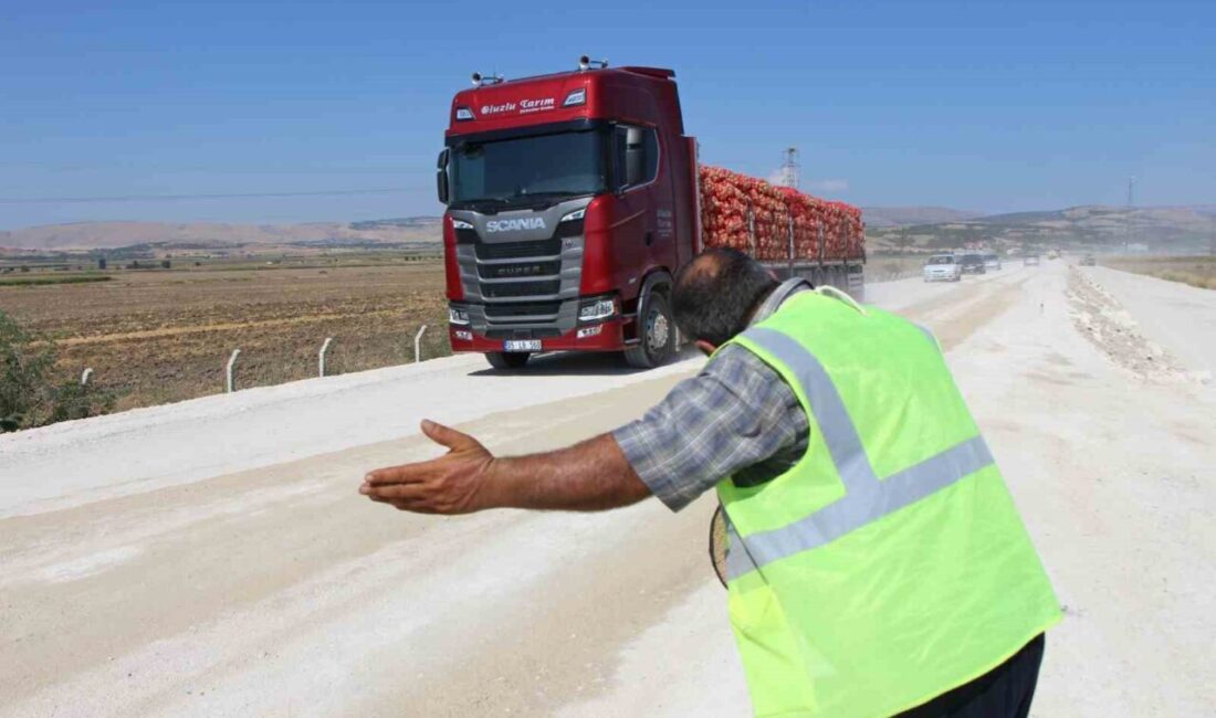 Tozlu yolda mutluluk saçıyor, kimse korna çalmadan geçmiyor Amasya’da yapım çalışmasının sürdüğü karayolunda çalışan bir işçi, tozlu yolda