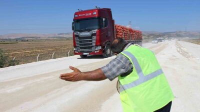 Amasya’da yapım çalışmasının sürdüğü karayolunda çalışan bir işçi, tozlu yolda