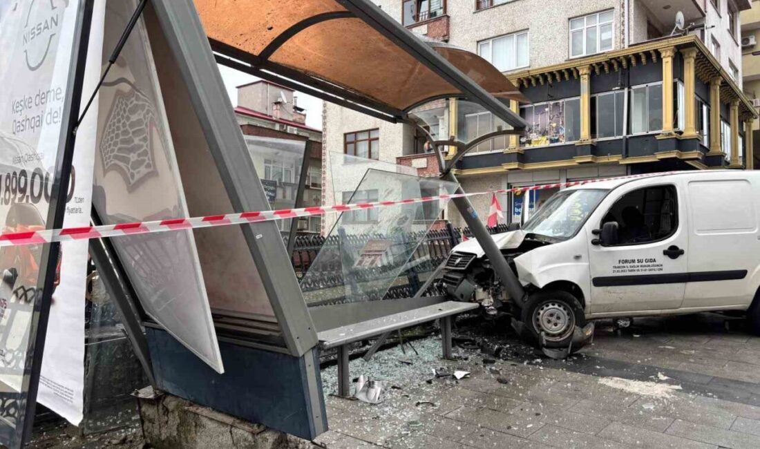 Trabzon’da araç otobüs durağına çarptı Trabzon’un Ortahisar ilçesinde el frenini çekilmeyen araç yaklaşık 100 metre
