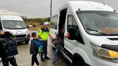 Aksaray’da eğitim-öğretim yılının başlamasıyla birlikte jandarma ekipleri de okul servislerine