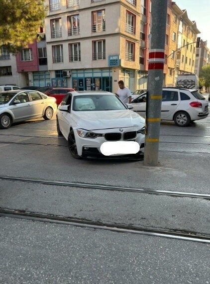 Eskişehir’de otomobilin direğe çarpması sonucu meydana gelen trafik kazası sebebiyle