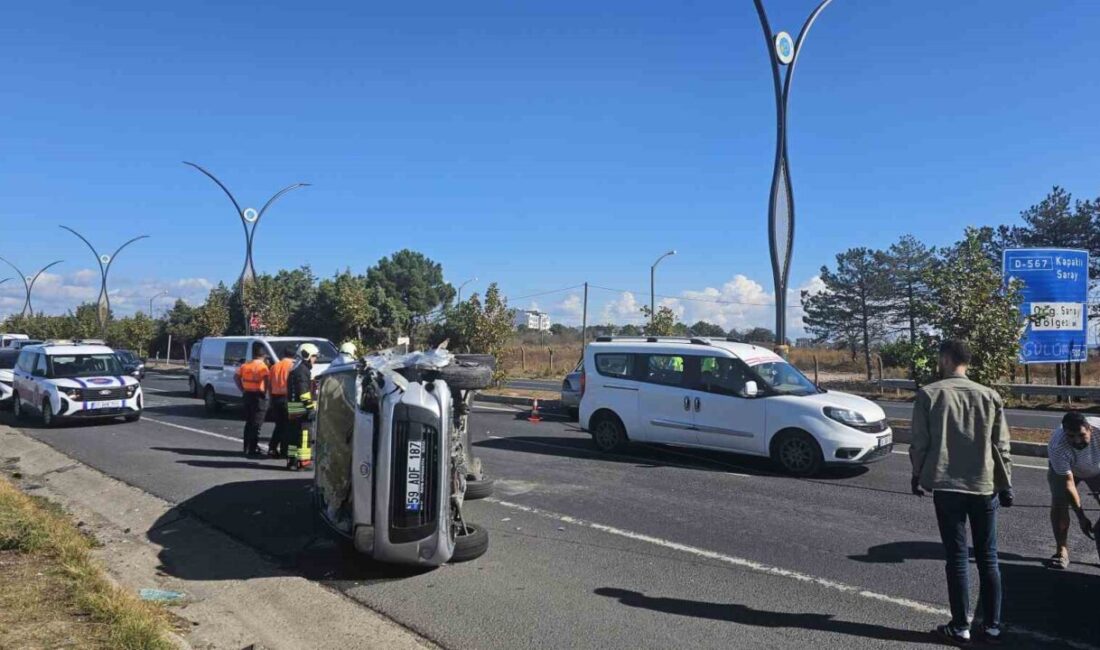 Tekirdağ’ın Çerkezköy ilçesinde hafif ticari aracın kırmızı ışıkta bekleyen otomobile