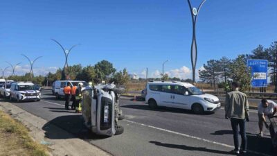 Tekirdağ’ın Çerkezköy ilçesinde hafif ticari aracın kırmızı ışıkta bekleyen otomobile