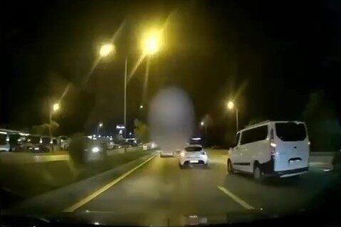 Trafikte makas atan sürücüye 9 bin lira ceza kesildi Denizli’nin Pamukkale ilçesinde, trafikte makas atarak ilerleyen otomobil sürücüsüne 9