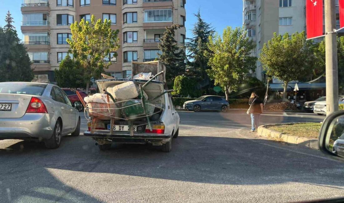 Trafikte tehlike saçtı Eskişehir’de bir sürücü, otomobilinin açık bagajını dışarı çıkacak kadar inşaat