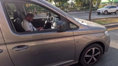 Ankara’da trafikte araç içinde uyuklayan sürücü bir motosiklet sürücüsünün araç