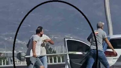 Hatay’da trafikte yaşanan kavgada aracın kasasında bulunan kürekle diğer araç