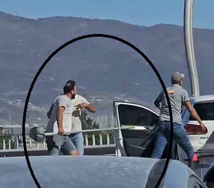 Trafikte yaşanan kürekli kavga Hatay’da trafikte yaşanan kavgada aracın kasasında bulunan kürekle diğer araç