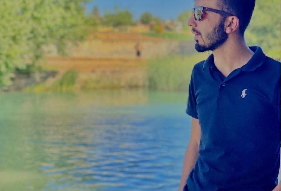 Şanlıurfa’nın Karaköprü ilçesinde traktöre çarpan motosikletin sürücüsü hayatını kaybetti. Edinilen