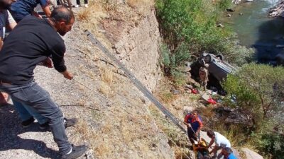 Tunceli’nin Pülümür ilçesinde, otomobilin uçuruma yuvarlanması sonucu meydana gelen kazada,