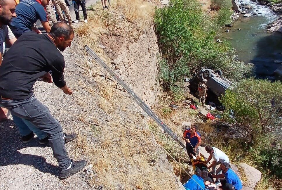 Tunceli’de araç uçuruma yuvarlandı: 3 yaralı Tunceli’nin Pülümür ilçesinde, otomobilin uçuruma yuvarlanması sonucu meydana gelen kazada,
