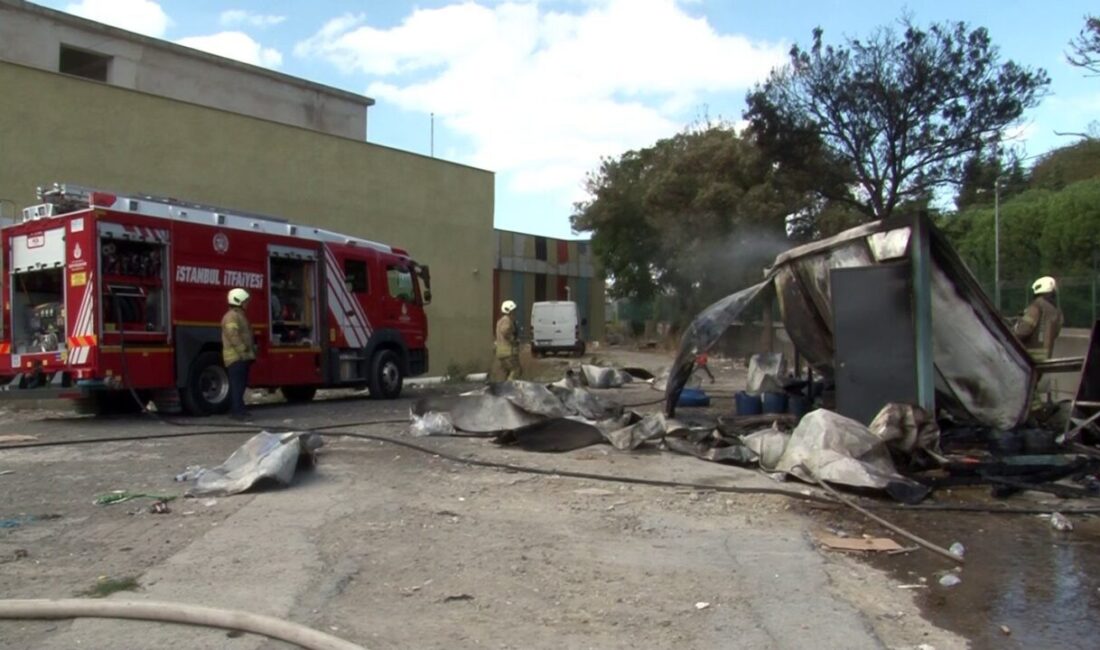 Tüp bomba gibi patladı, çay ocağı alevlere teslim oldu Bakırköy’de bulunan bir pazar yerinin otoparkında yangın çıktı. Çay ocağında