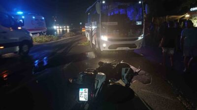 Muğla’nın Marmaris ilçesinde, tur otobüsü karşı şeride geçerek motosiklet ve
