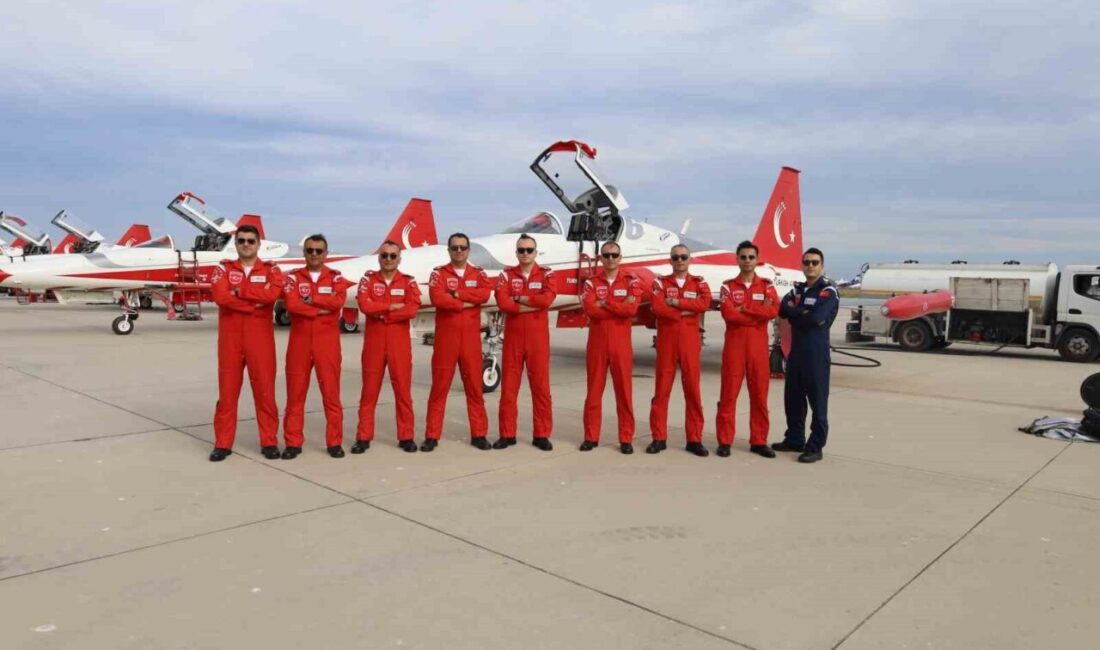 Türk Yıldızları TEKNOFEST kapsamında gerçekleştirdiği gösteri uçuşu ile vatandaşlara unutulmaz